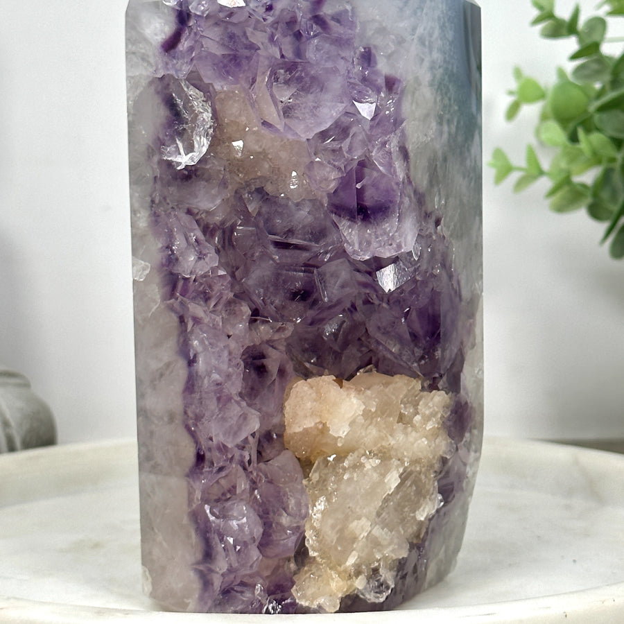 Amethyst-Achat-Obelisk mit schön sichtbaren Kalzit-Einschlüssen
