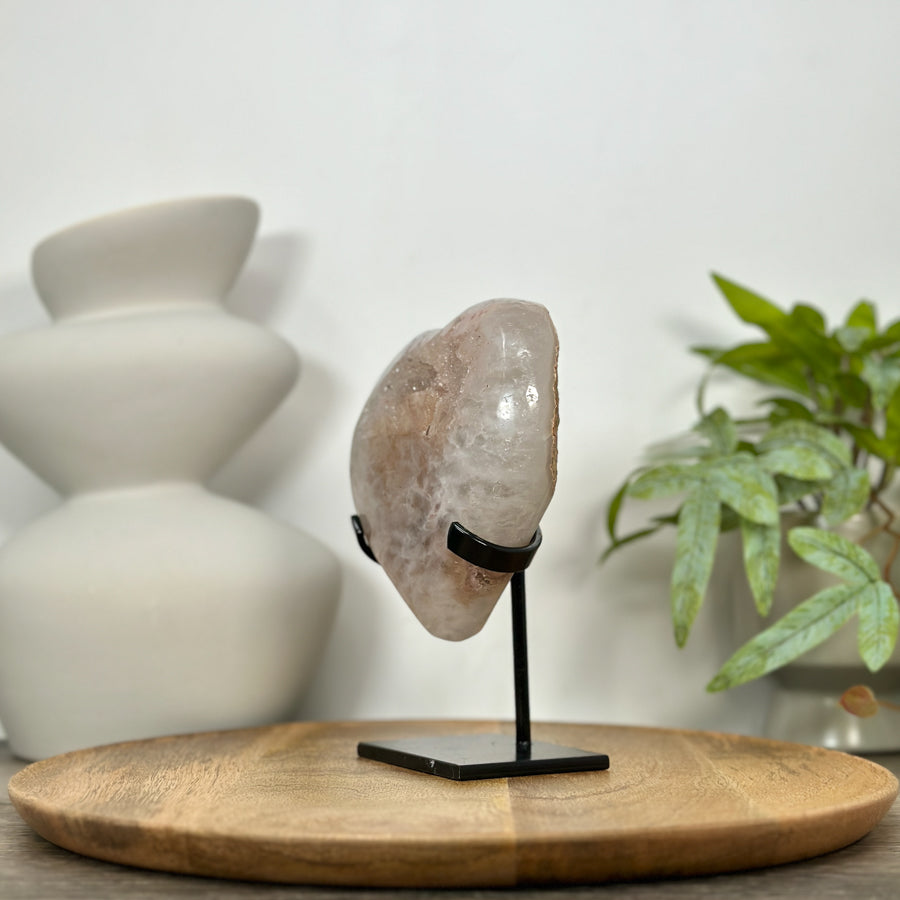 Zuckerquarz-Druzy-Herzskulptur mit fein glitzernder, kompakter Kristalloberfläche
