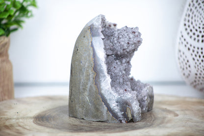 Quarz-Kathedrale mit galaxienartig funkelnder Druzy-Kristalloberfläche