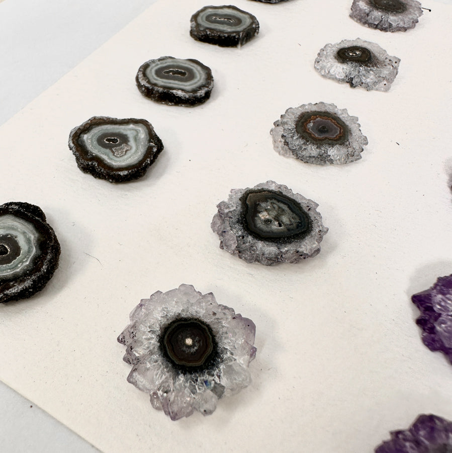 Amethyst-Grünjaspis-Stalaktiten-Scheiben mit kontrastreicher Kristallstruktur