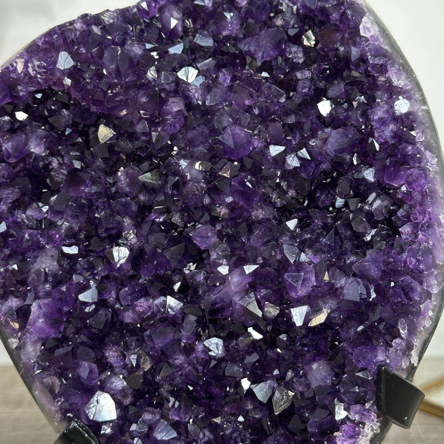 Amethyst-Kristallcluster mit lebendig schimmernder Farbintensität
