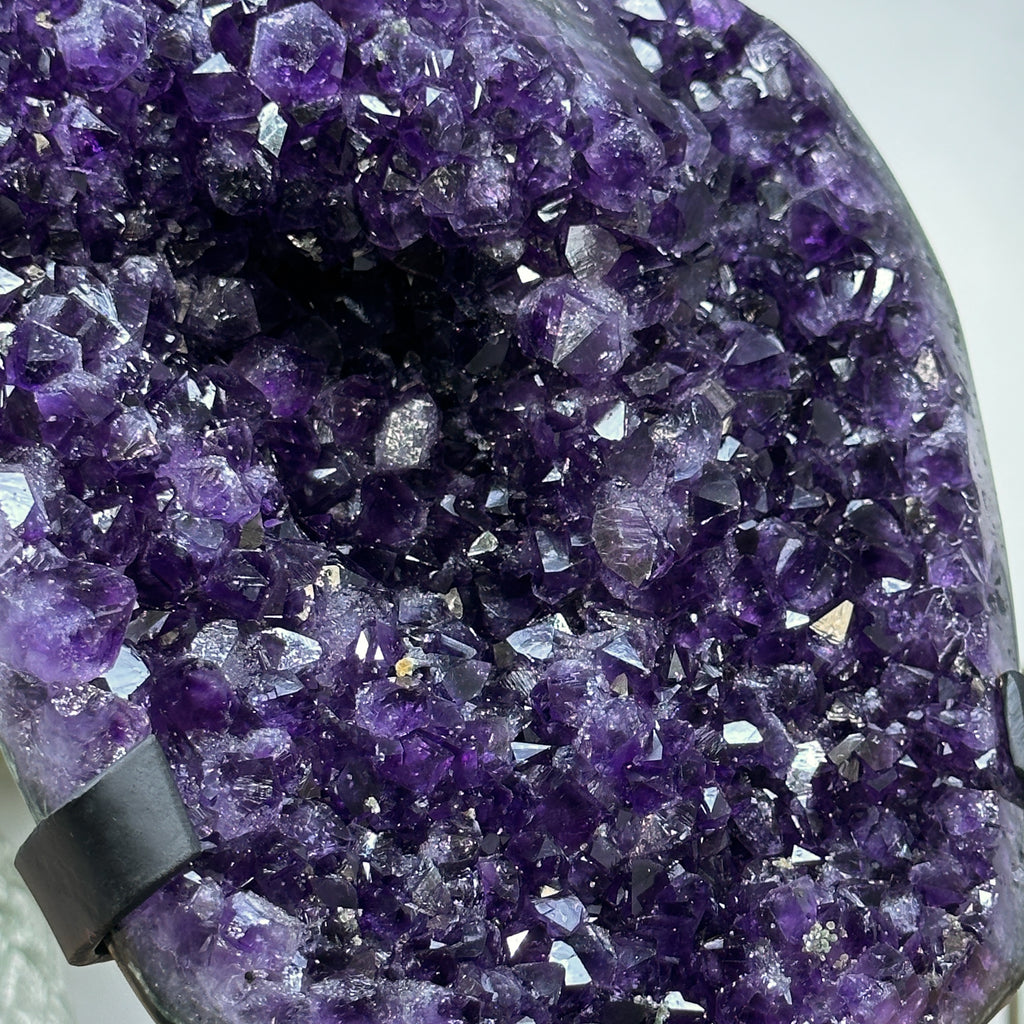 Amethyst-Cluster mit samtig tiefvioletten Kristallspitzen, in ausgewählter Spitzenqualität