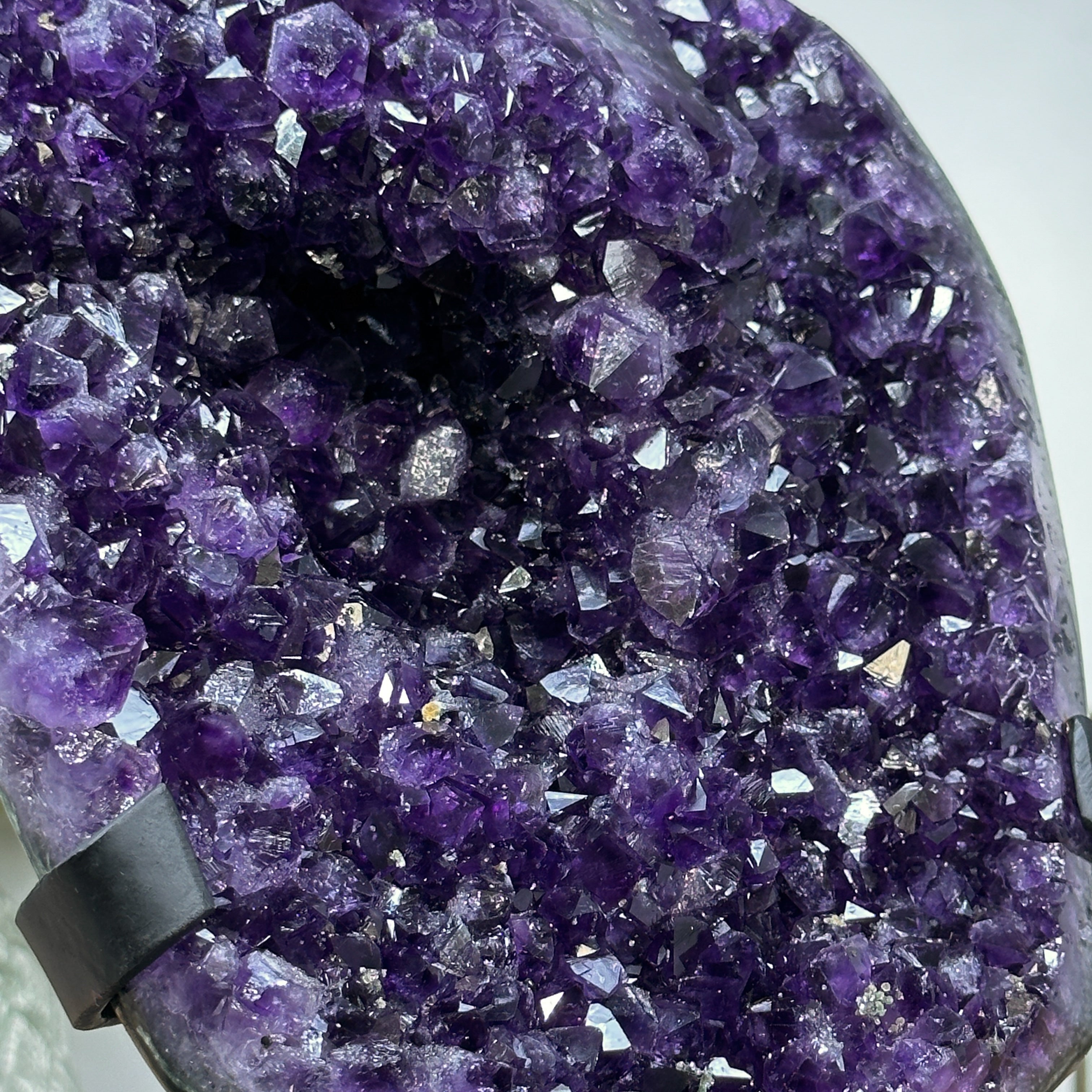 Amethyst-Cluster mit samtig tiefvioletten Kristallspitzen, in ausgewählter Spitzenqualität