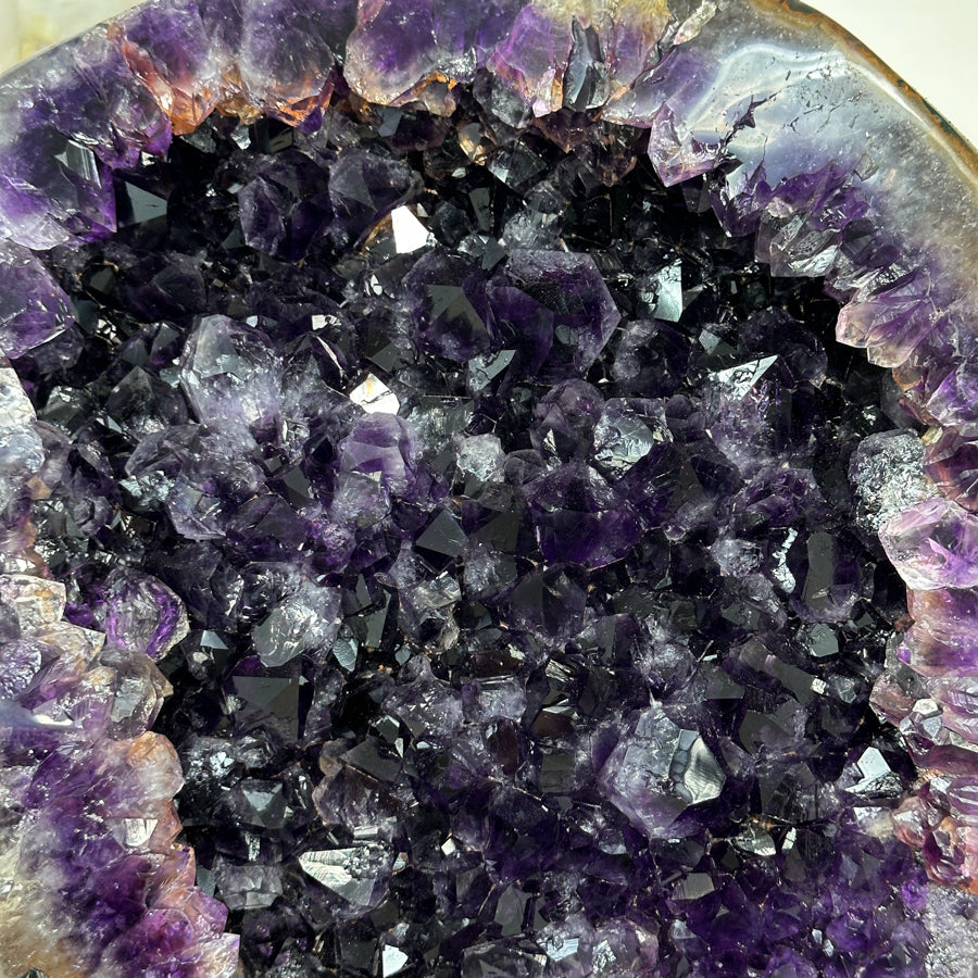 Amethyst-Kristallcluster XL mit massiv gewachsener Kristallstruktur