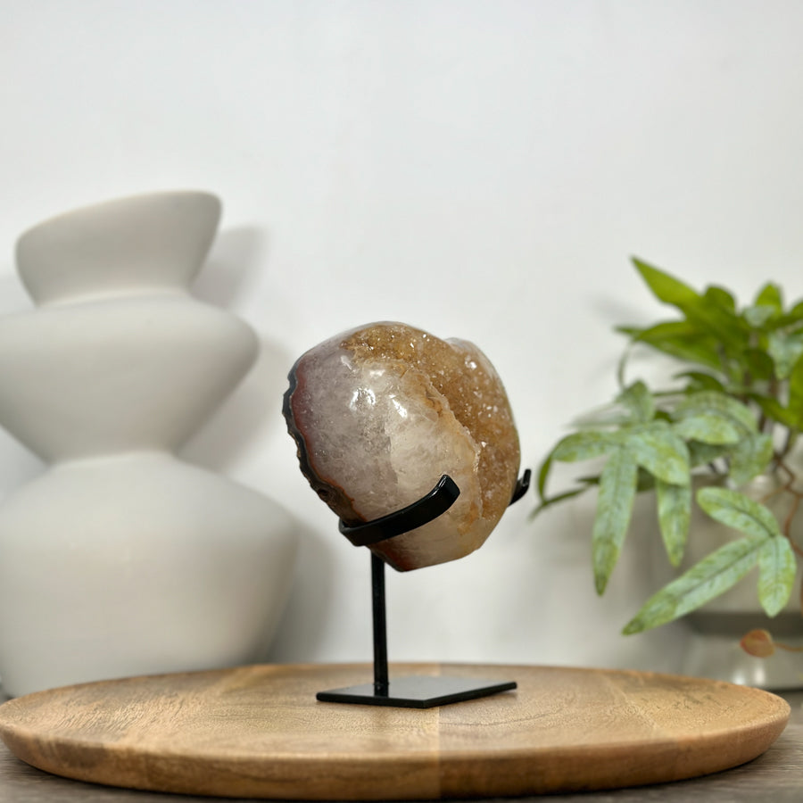 Gelbe Quarz-Herzskulptur mit transparenter, lichtreflektierender Kristallstruktur