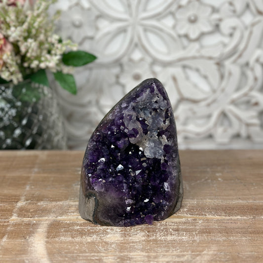 Amethyst-Druse mit intensiv schattierter, tiefvioletter Kristallzone