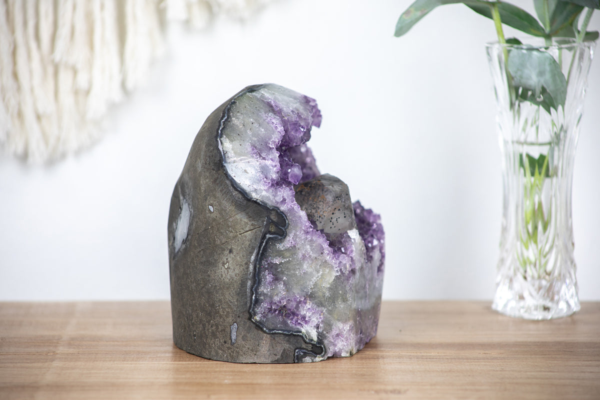 Amethyst-Geode mit plastisch hervorstechendem Kalzit-Kristall