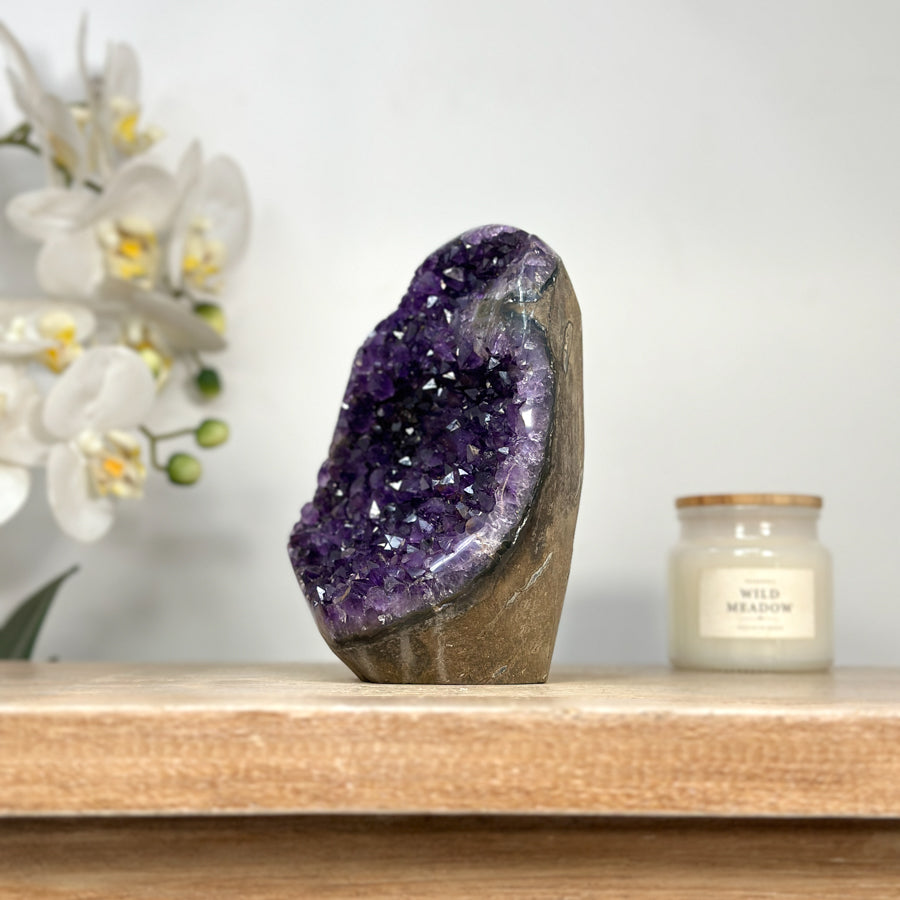 Amethyst-Druse mit großkristalliner, tiefvioletter Kristallstruktur
