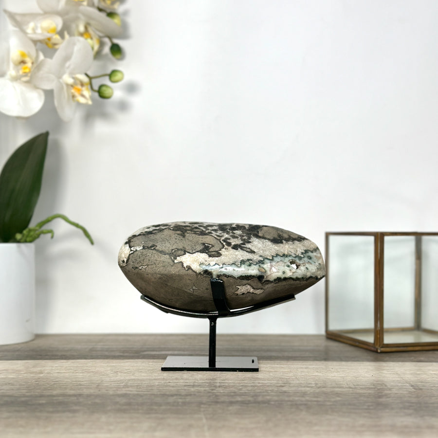 Quarz-Geode mit Kalzitkristall und grünlicher Farbwirkung