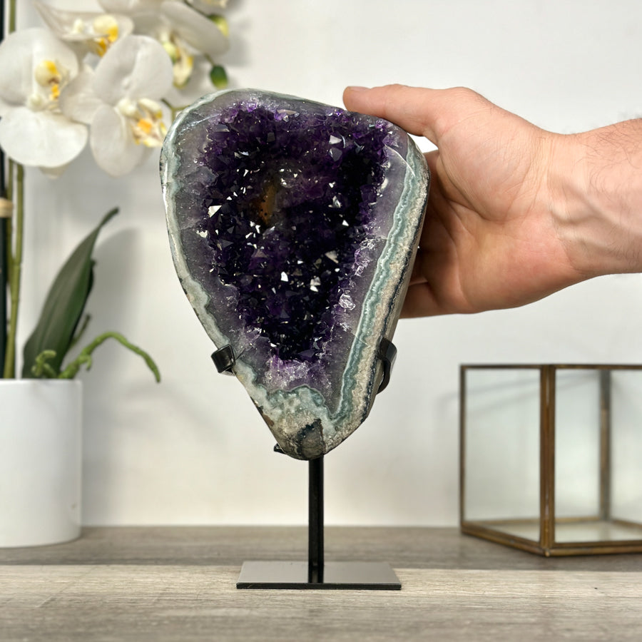 Amethyst-Geode mit natürlich eingebetteter Jaspis-Matrix