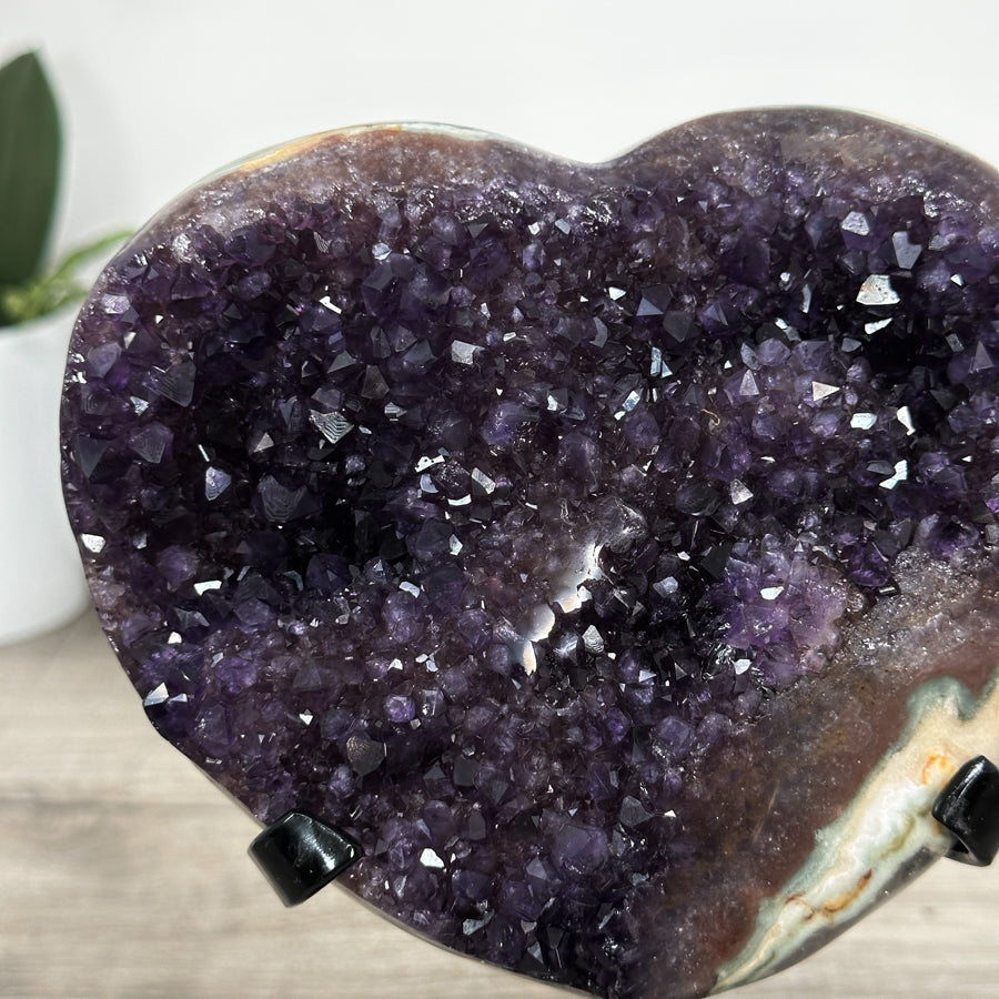 Amethyst-Jaspis-Herzskulptur mit kontrastreicher Jaspis-Matrix und violetter Kristallzone