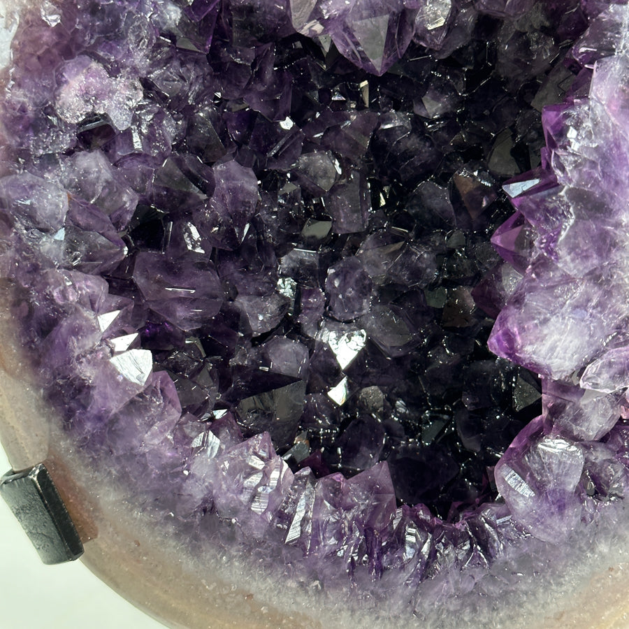 Amethyst-Geode groß mit mehrfarbig schimmernder Randstruktur