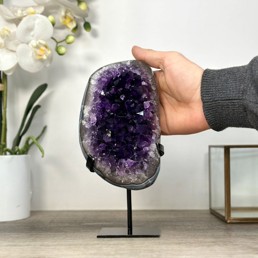 Amethyst-Kristall mit blau gebänderter Achat-Matrix, in exklusiver Premiumqualität