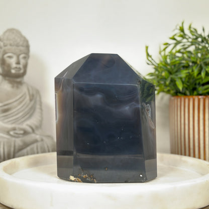 Blaugebänderter-Achat-Amethyst-Obelisk mit markanter Mineralmatrix