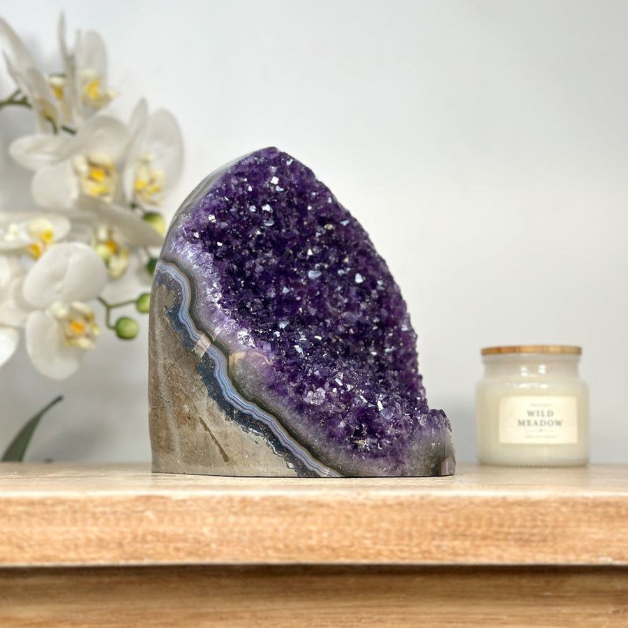 Amethyst-Kathedrale groß mit gebänderter Blauachat-Schale und tiefvioletter Kristallkammer