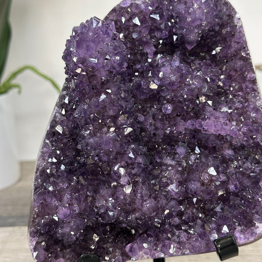 Amethyst-Kristallcluster mit kristallklarer, filigraner Struktur