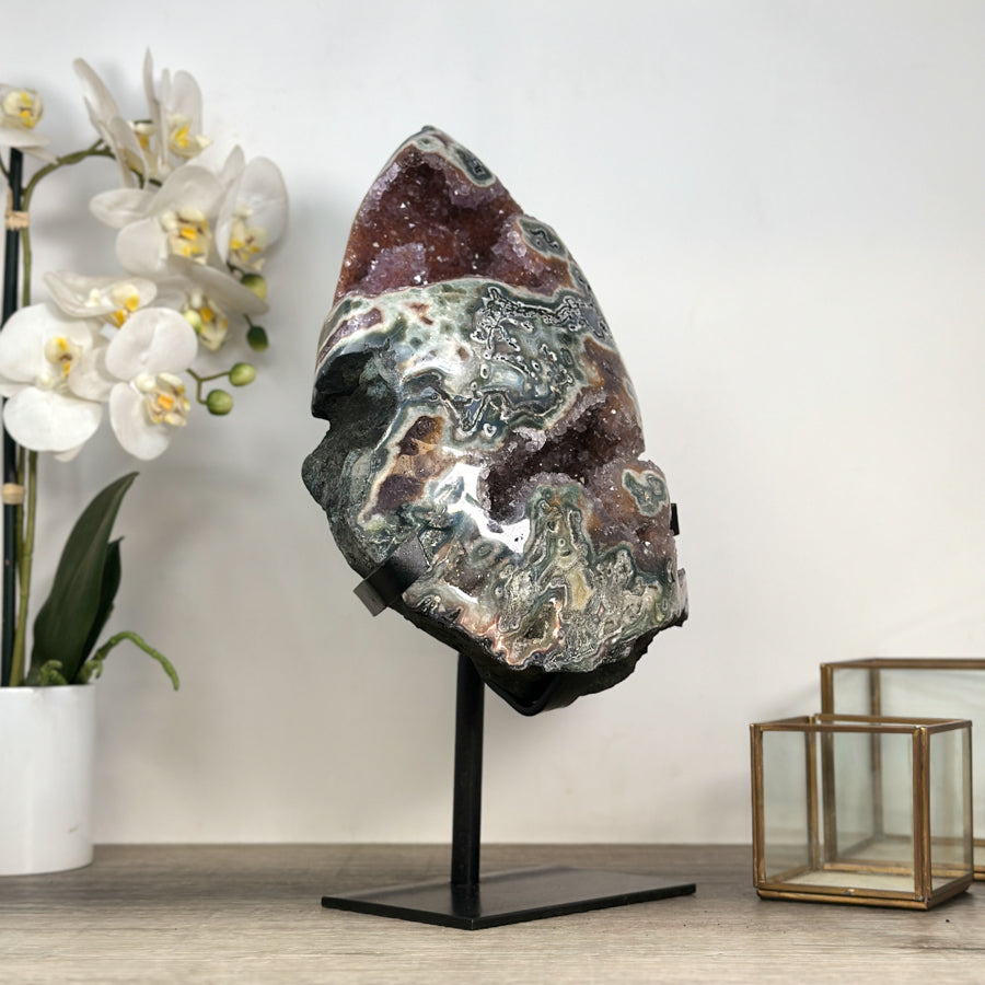 Jaspis-Amethyst-Kristall mit spannungsreicher, grün durchzogener Matrix, in ausgewählter Spitzenqualität