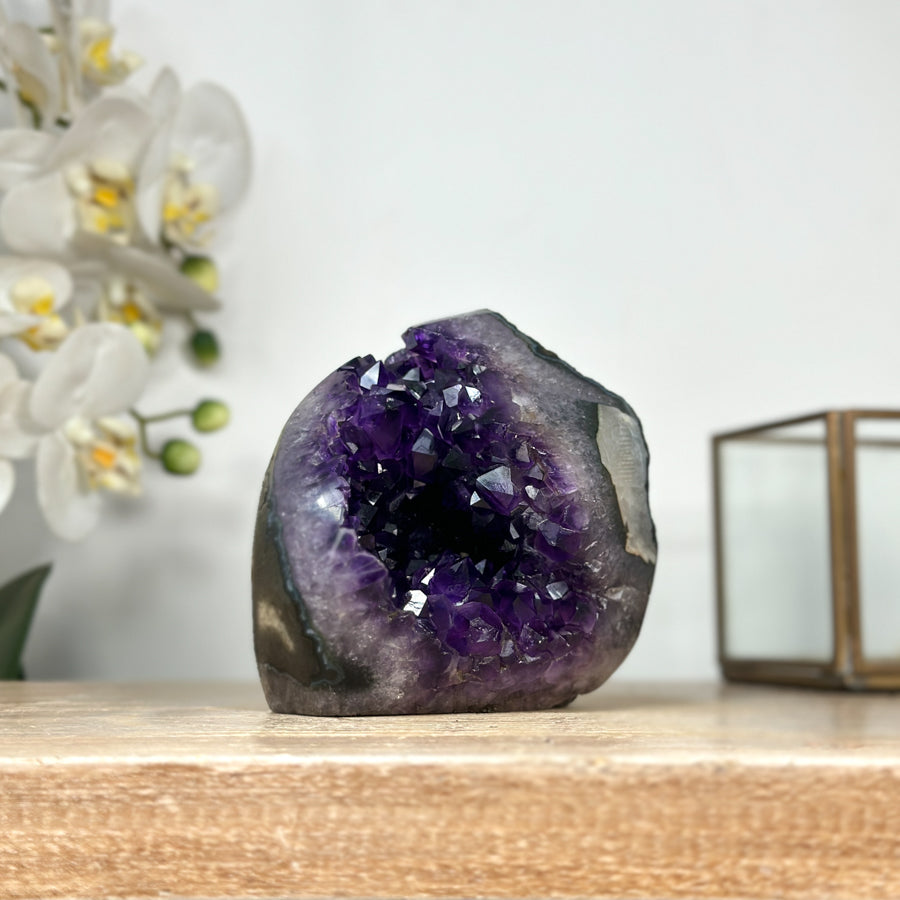 Amethyst-Geode mit violetter Kristallstruktur, in ausgewählter Spitzenqualität