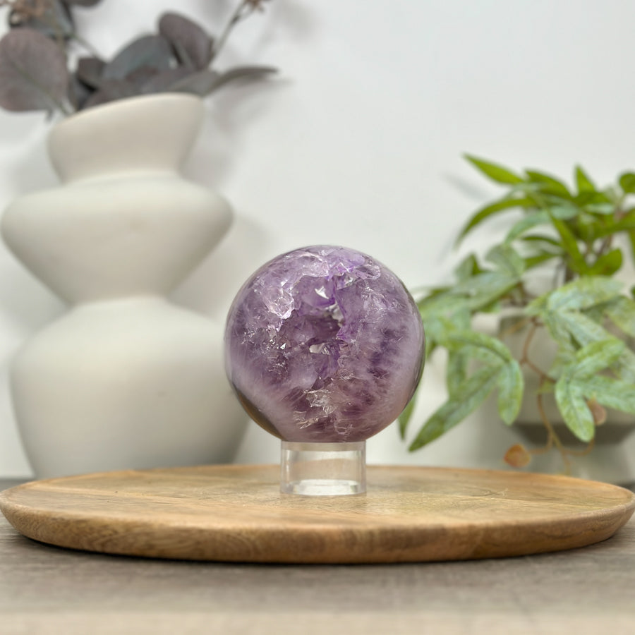 Amethyst-Steinkugel mit kraftvoller Kristallformation und ausgeprägter Struktur