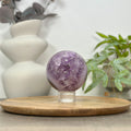 Amethyst-Steinkugel mit kraftvoller Kristallformation und ausgeprägter Struktur
