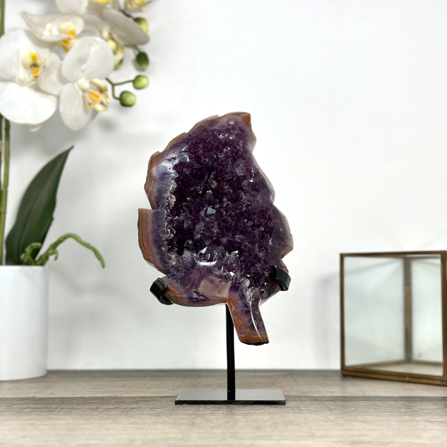 Amethyst-Blatt mit organischer Formgebung und Jaspis-Struktur