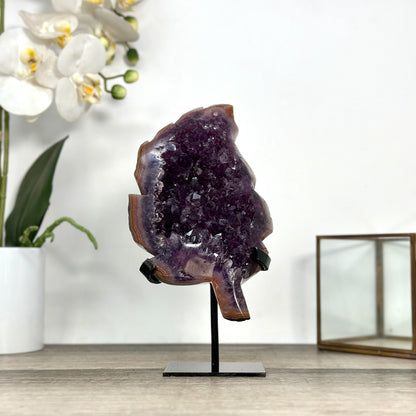 Amethyst-Blatt mit organischer Formgebung und Jaspis-Struktur