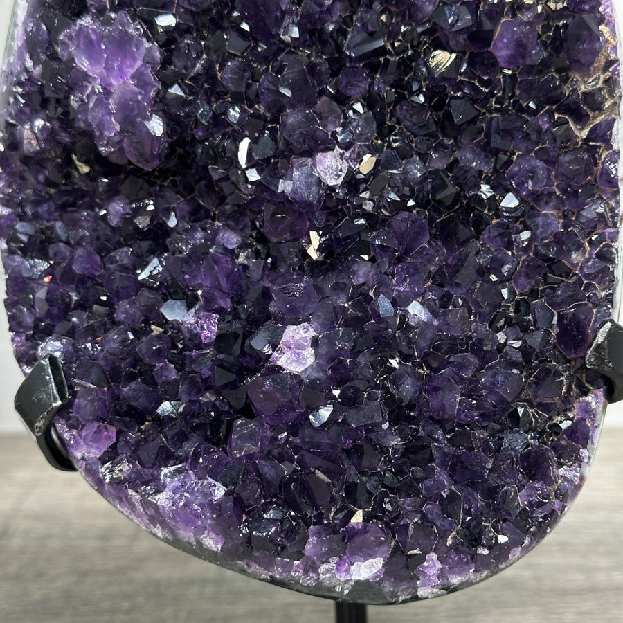 Amethyst-Geode mit intensiv tiefvioletter Kristallzone