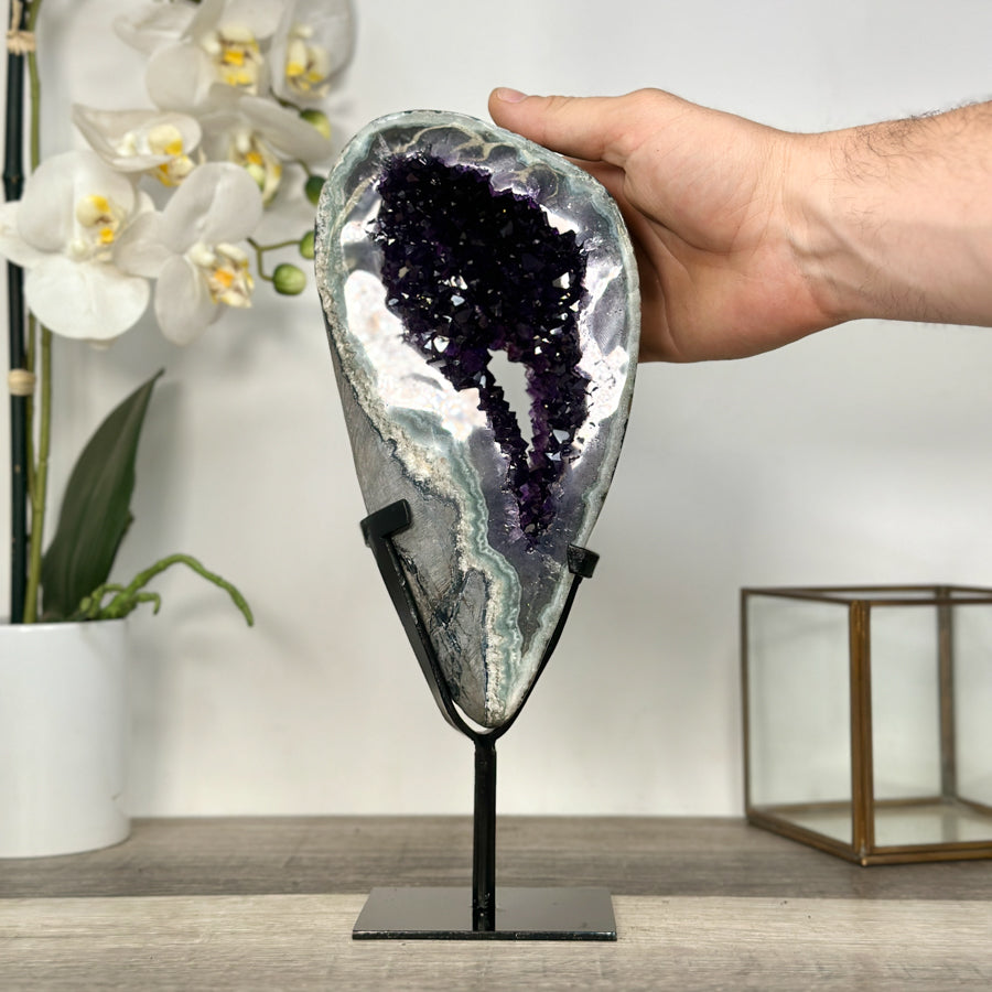 Amethyst-Geode mit präzise definierter Kristallstruktur