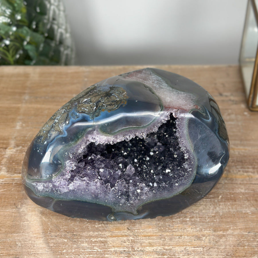 Amethyst-Geode mit polierter Achat-Schale und klarer Kristallstruktur