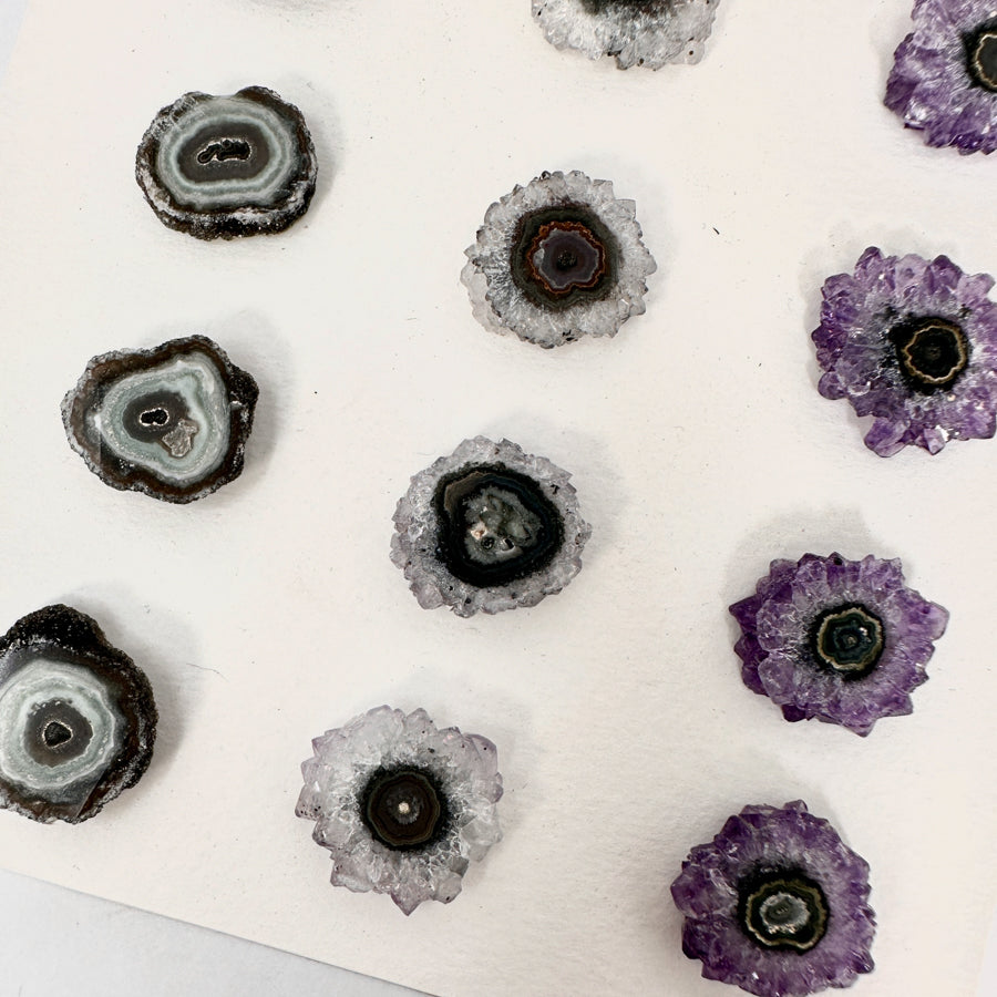 Amethyst-Grünjaspis-Stalaktiten-Scheiben mit kontrastreicher Kristallstruktur