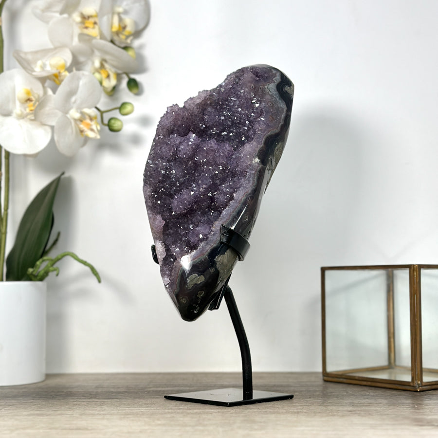 Amethyst-Achat-Geode mit dichter Stalaktitenbildung