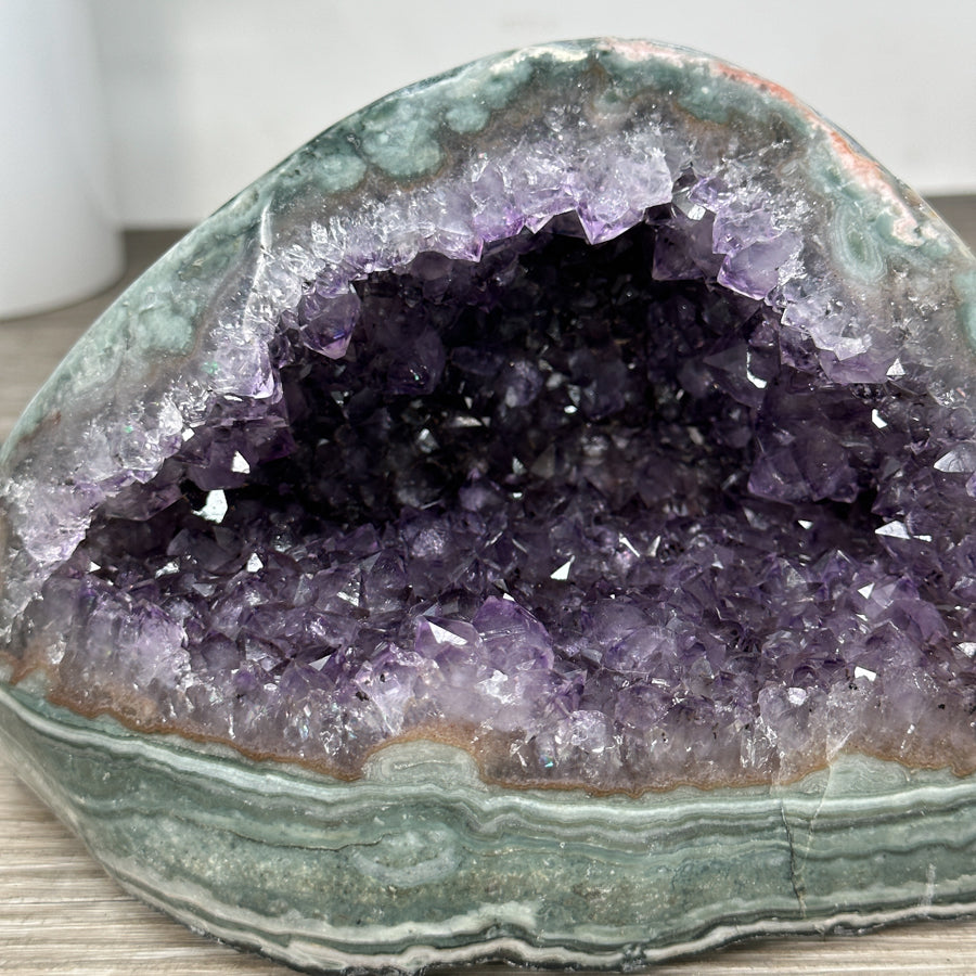 Amethyst-Geode mit strukturierter Jaspis-Schale