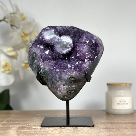 Amethyst-Geode mit ausgeprägten, anmutigen Stalaktitenaugen