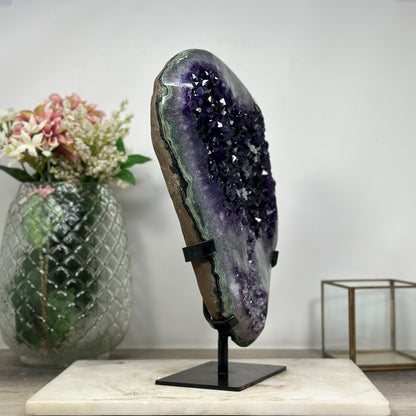 Amethyst-Geode groß mit tiefvioletten Kristallen und plastischer Kalzitformation