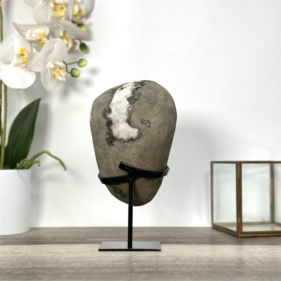 Amethyst-Geode mit grau getönter, dichter Kristallstruktur