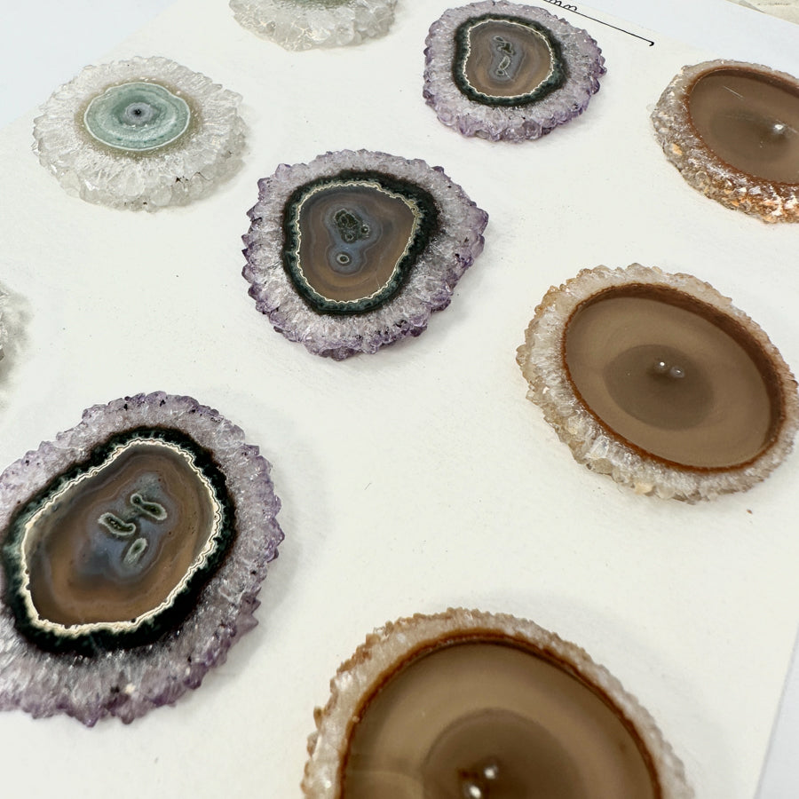 Amethyst-Achat-Quarz-Grünjaspis-Stalaktiten-Scheiben mit vielschichtiger Mineralstruktur