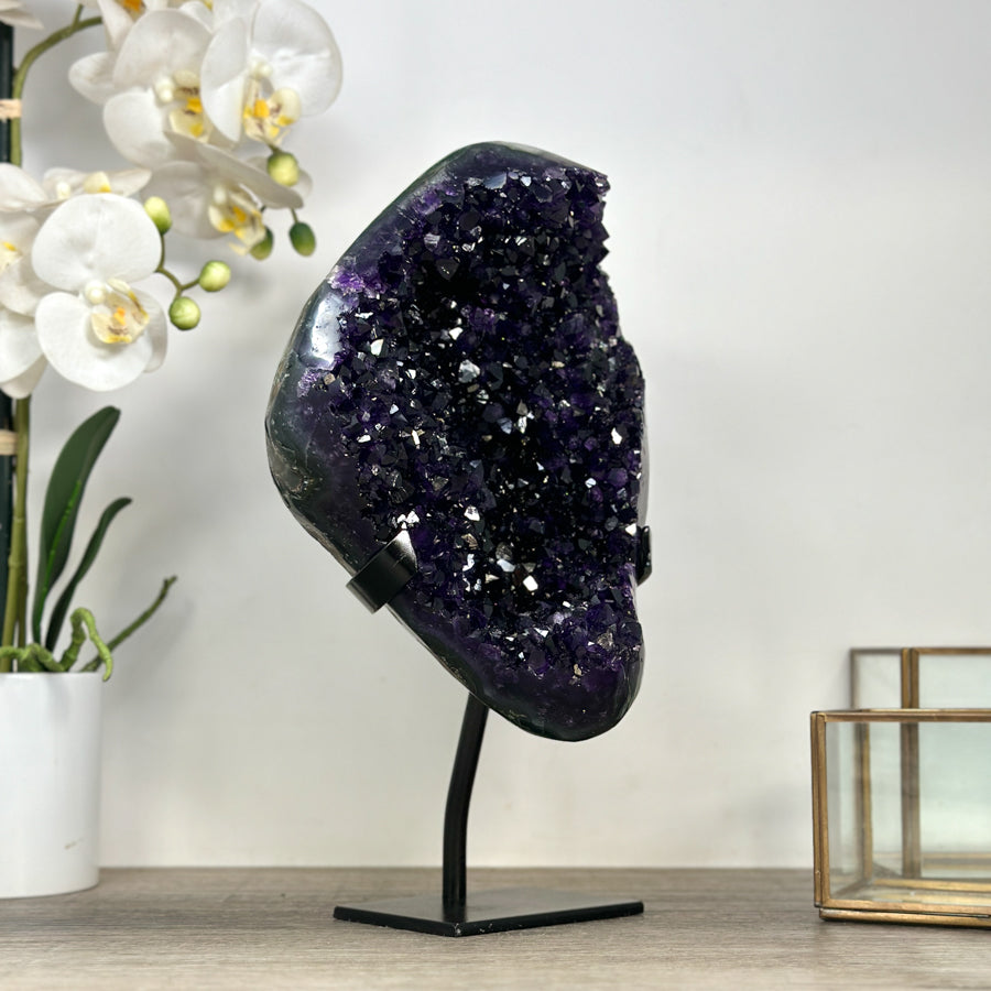 Amethyst-Kristallformation mit monumental gewachsener Kristallstruktur, in exklusiver Premiumqualität