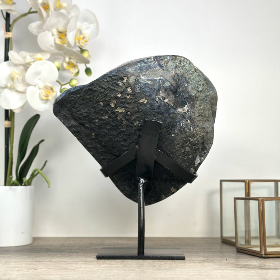 Amethyst-Geode mit außergewöhnlicher, tropfsteinartiger Innenarchitektur, in ausgewählter Spitzenqualität