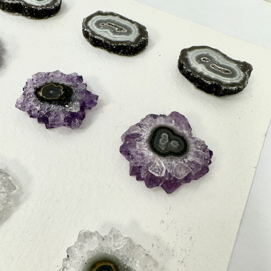 Amethyst-Grünjaspis-Stalaktiten-Scheiben mit farbintensiver Mineralstruktur