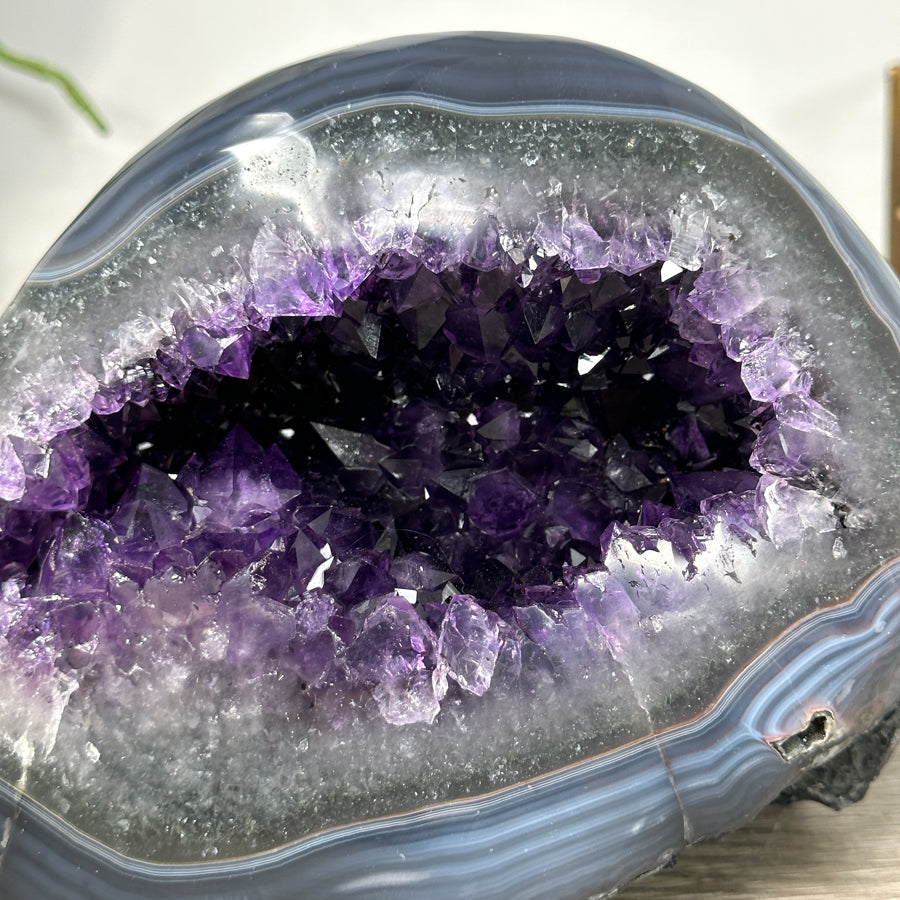 Amethyst-Achat-Geode mit markanter blauer Bänderung
