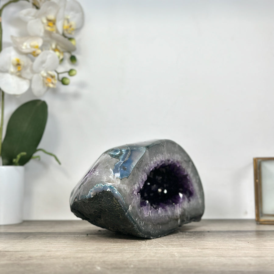 Amethyst-Achat-Geode mit klar definierter Kristallkammer und strukturierter Randzone