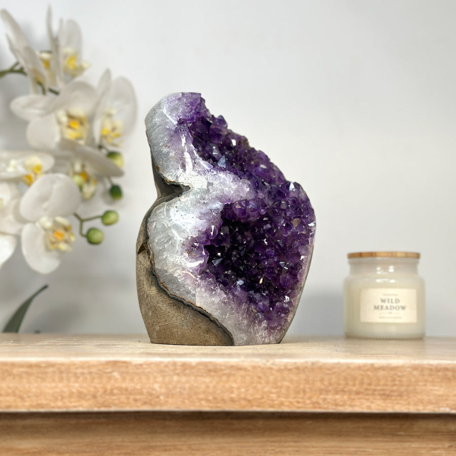 Amethyst-Kathedrale mit tiefvioletten Kristallspitzen und klarer architektonischer Struktur