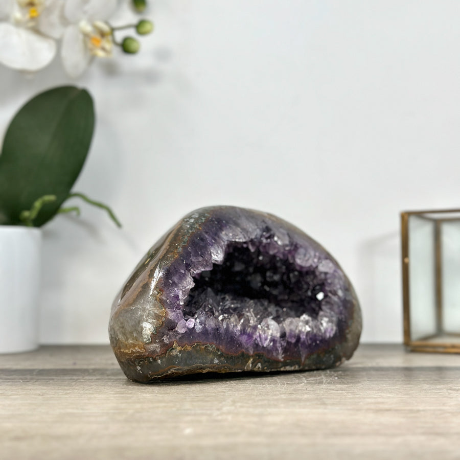 Amethyst-Geode mit kontrastreicher Quarzschale