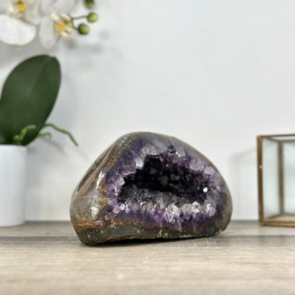Amethyst-Geode mit kontrastreicher Quarzschale