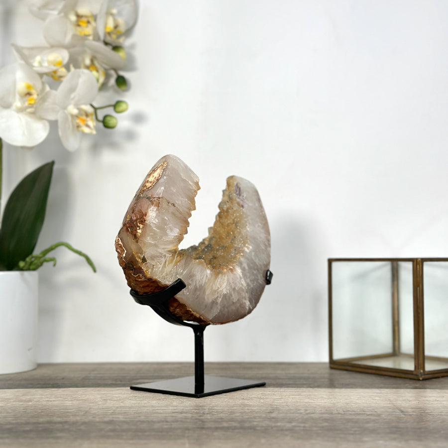 Quarz-Kristall mit gelblicher Farbnuance und feiner Kristallstruktur