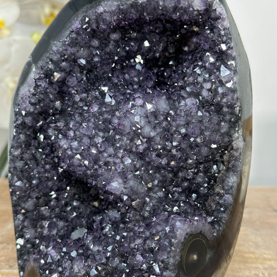Amethyst-Kathedrale mit Achat-Matrix und klar definierter Kristallstruktur