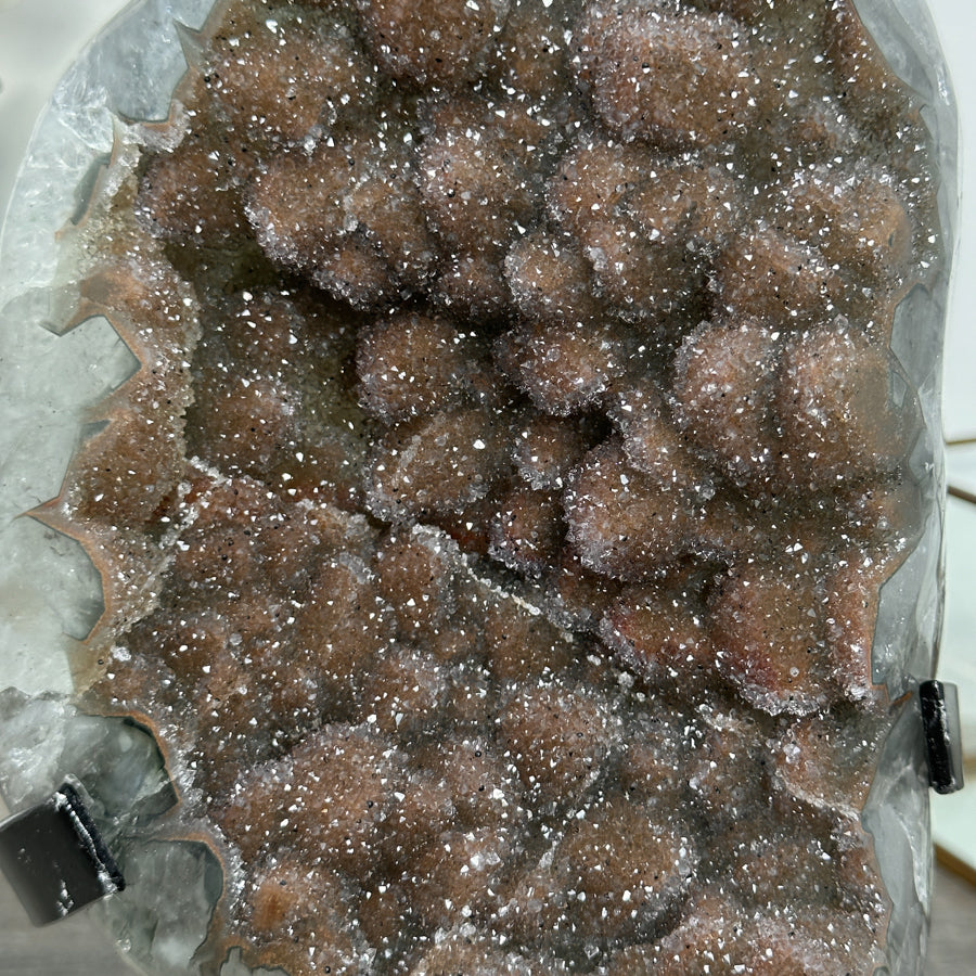 Zucker-Druzy-Kristall mit kompakter, funkelnder Oberfläche
