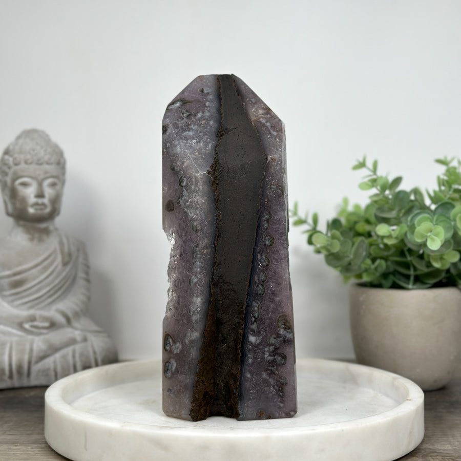 Amethyst-Obelisk mit klar ausgebildeter Kristallstruktur