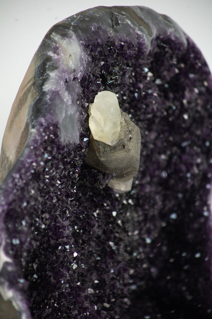 Amethyst-Geode XXL massiv mit zentraler Kalzitformation, in exklusiver Premiumqualität