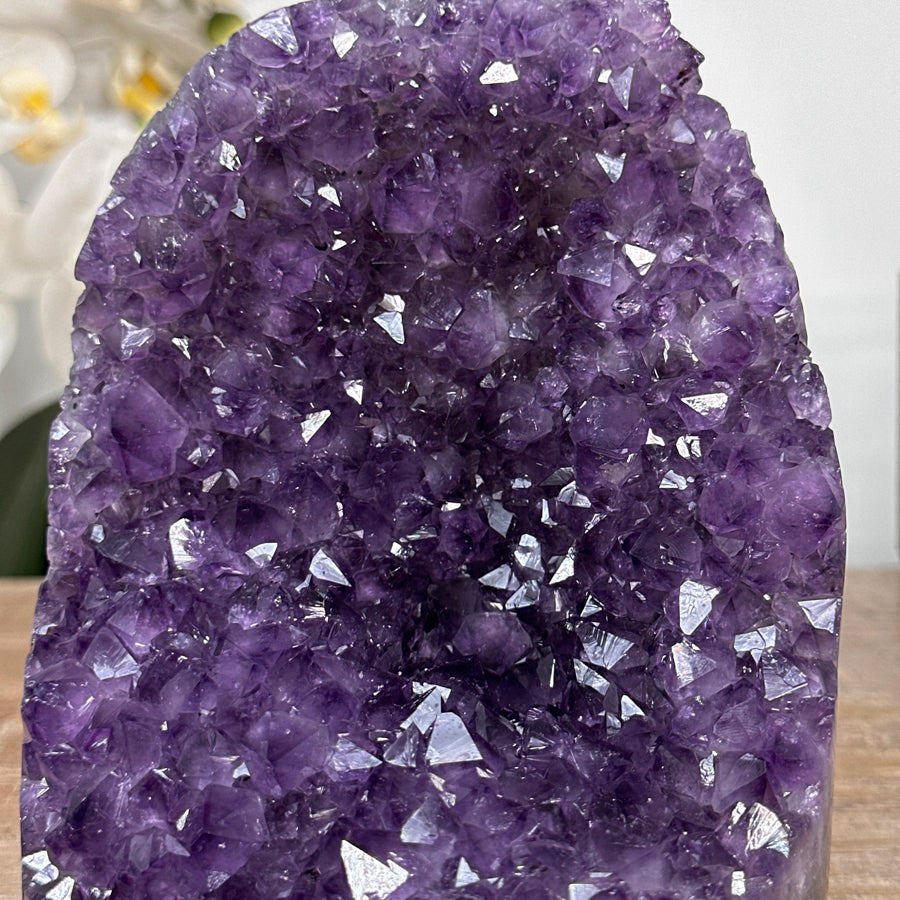 Amethyst-Kathedrale mit großflächigen, prägnanten Kristallspitzen